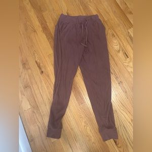 ALO Yoga Muse sweatpants in dusty rose. Retails for $108, barely worn